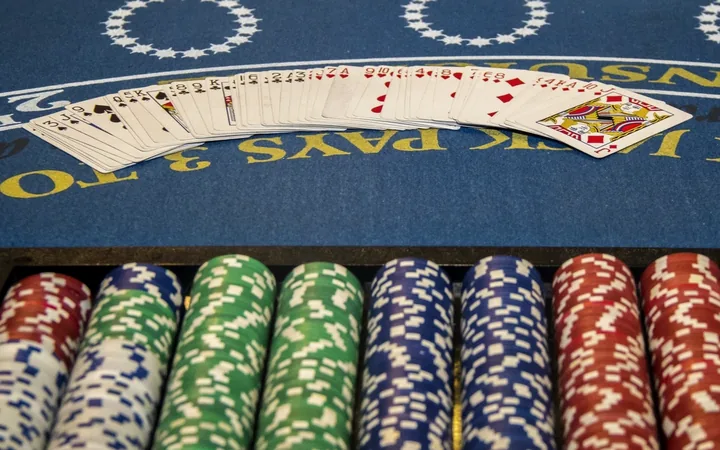 Blackjacktafel met kaarten en fiches