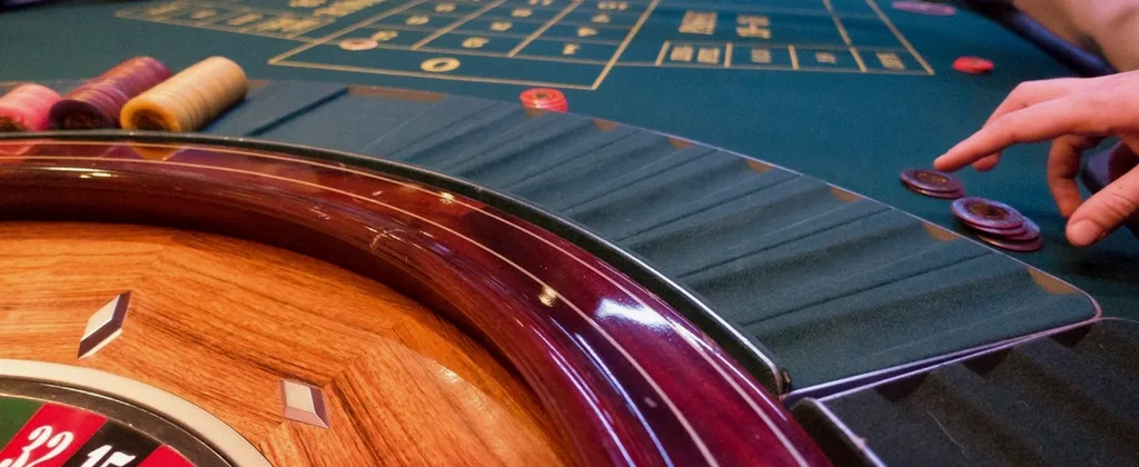 Speeltafel met fiches in een casino