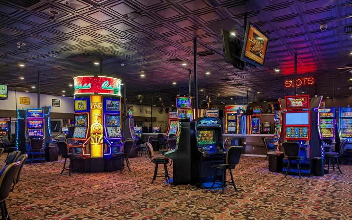 Casinozaal met speelautomaten
