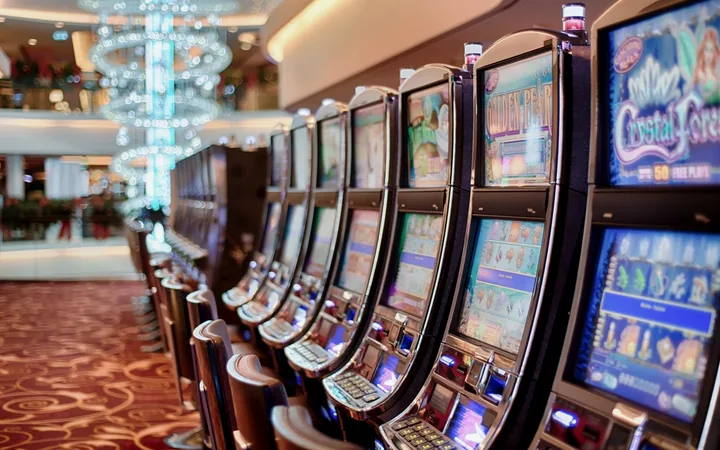 Rij gokkasten op de casinovloer