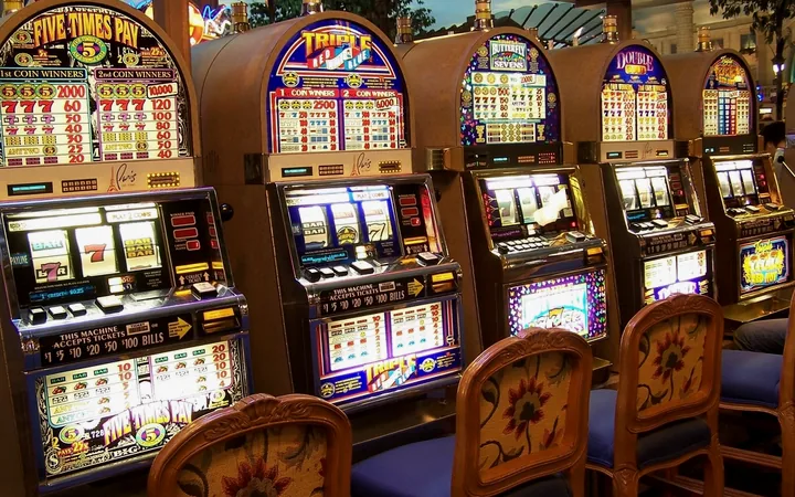 Rij gokkasten op de casinovloer