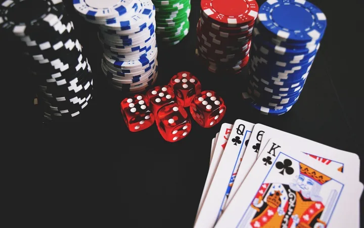 Speelkaarten, dobbelstenen en casinofiches