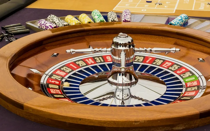 Roulettetafel met spelers en croupier