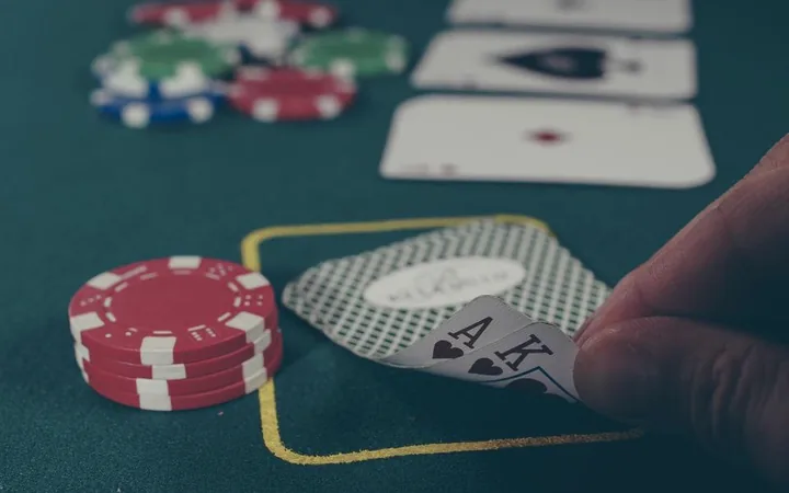 Pokerkaarten en fiches op het speelkleed